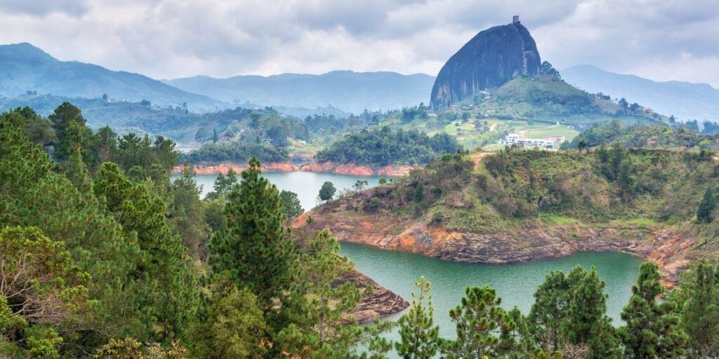 Ir a Guatapé y subir a la Piedra del Peñol