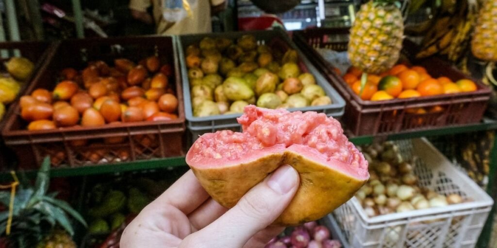 Hacer el mercado en la Plaza de la América en Medellín