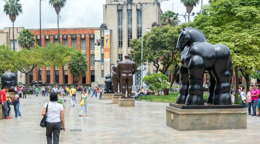 Pasar por la Plaza Botero