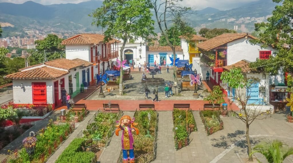 hacer Medellín de noche Subir al Pueblito Paisa