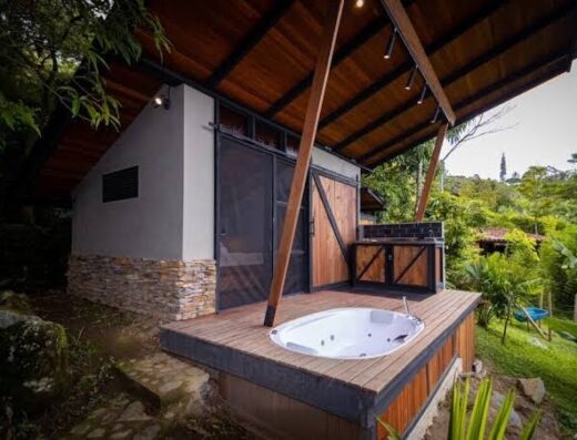 Elegant Eco Cabin: Jacuzzi, Nature, And Waterfalls.